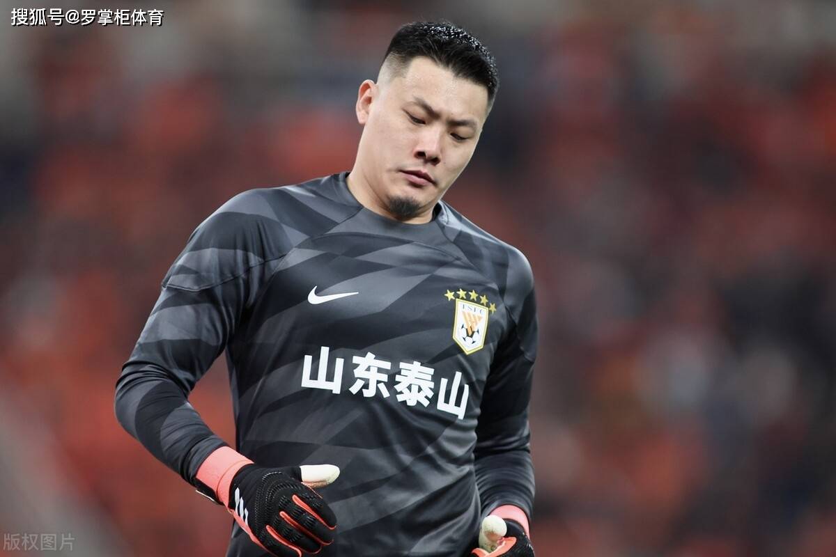 泰山重伤倒地，曼联全队围拢祈祷，场面感人的简单介绍