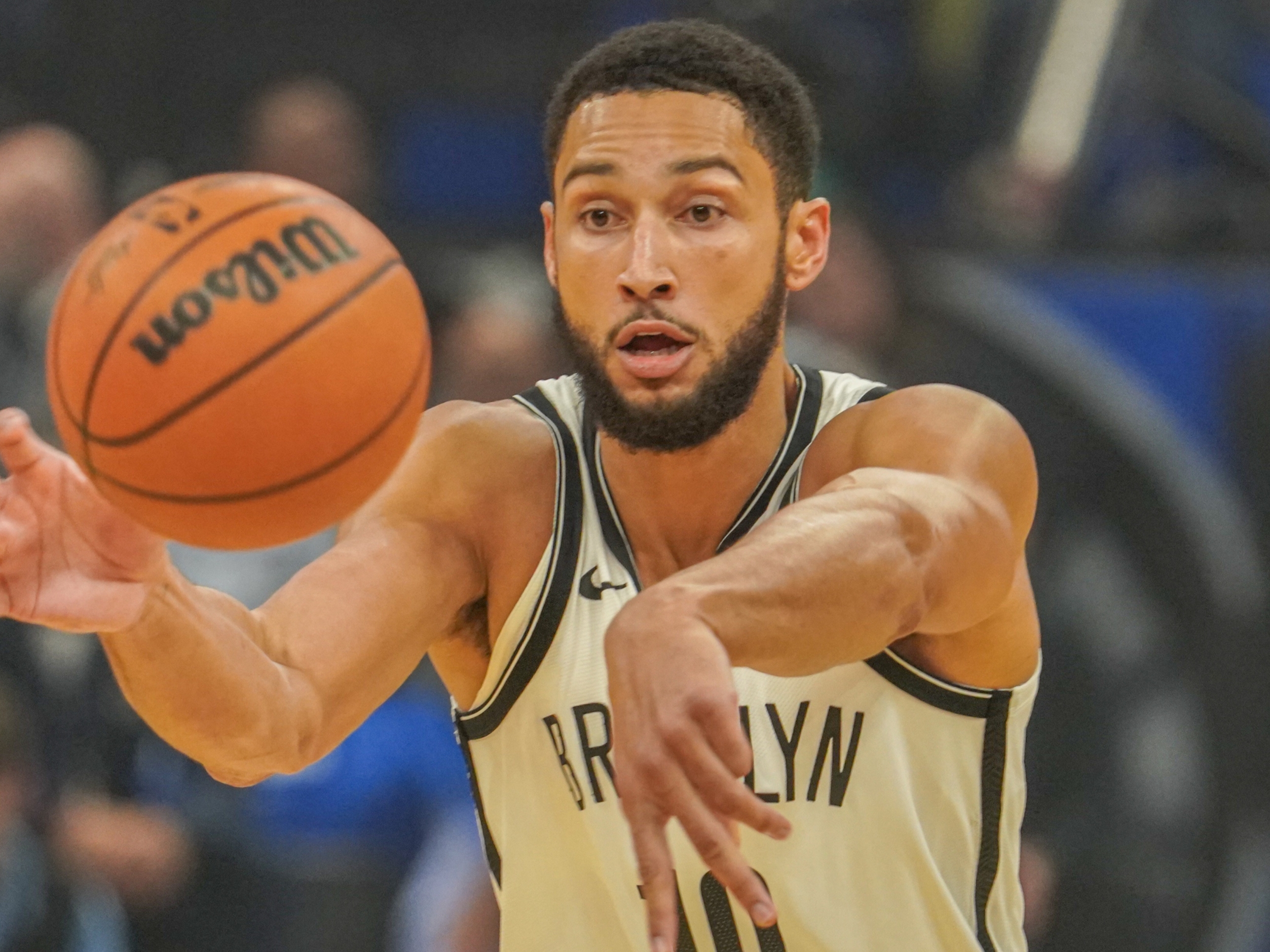 西蒙斯复出首战，助攻爆棚状态火爆，冲击季后赛成为焦点！